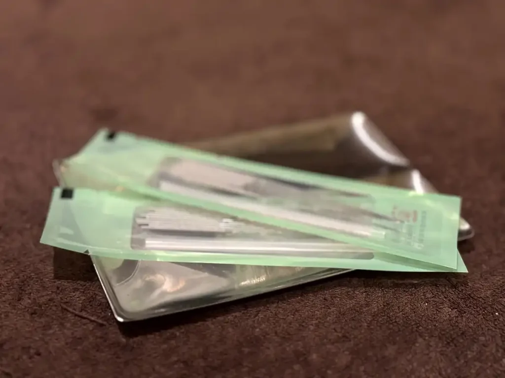 使用する鍼(はり)と清潔なトレー