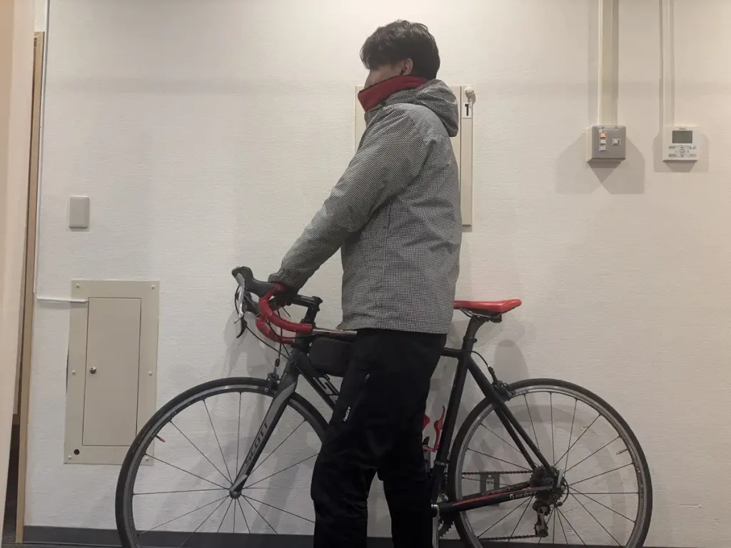 札幌市北区の鍼灸院「札幌クラーク治療院」の院長。春の冷えや風邪（ふうじゃ）予防のため、首元をしっかり防寒してロードバイクで通勤しています。