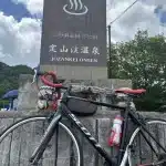 休日のサイクリング風景（定山渓温泉の看板前）