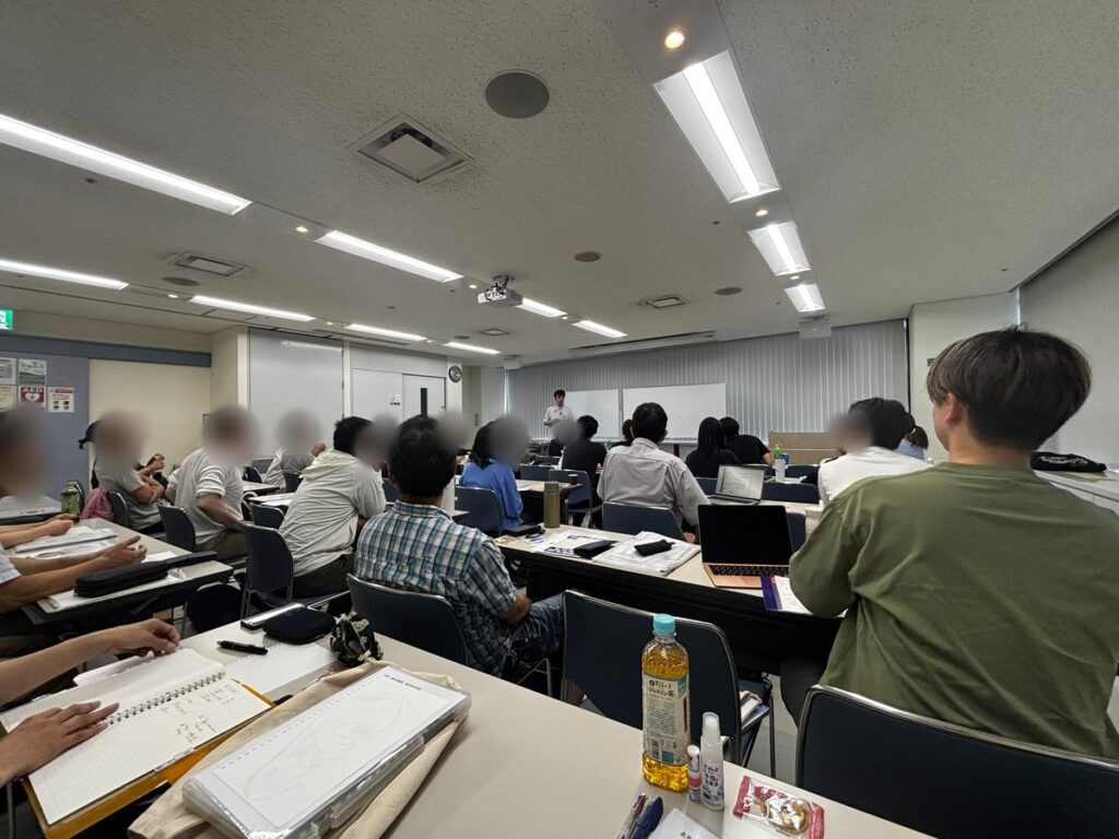鍼灸の研究会で講義を受けている様子（耳つぼの研究会）
